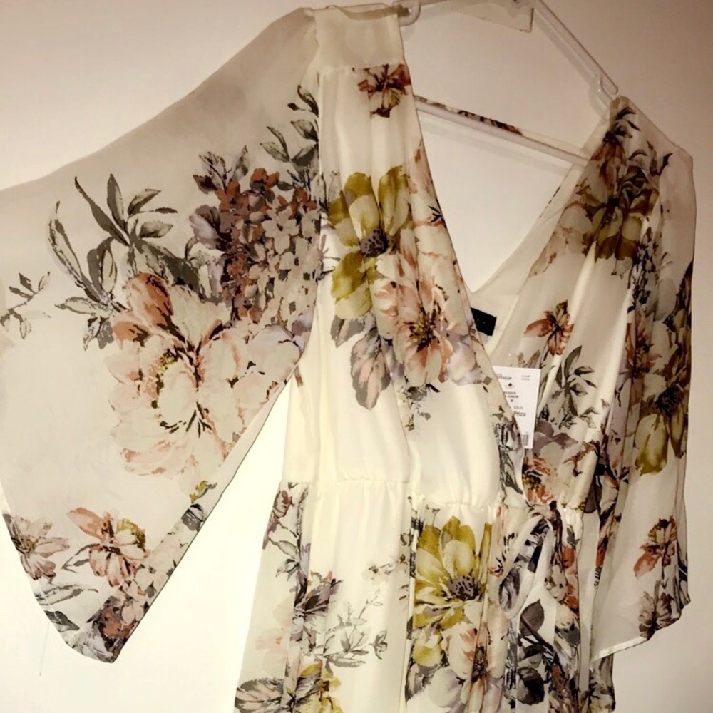 Maxi dress. Medium, ivory, floral pattern. New